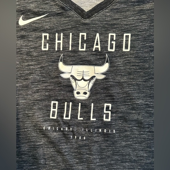 Nike Chicago Bulls medium tshirt. Gray Dri fit. Vneck - Picture 3 of 7